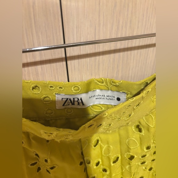 Zara embroidered eyelet pleated skirt - Picture 4 of 4
